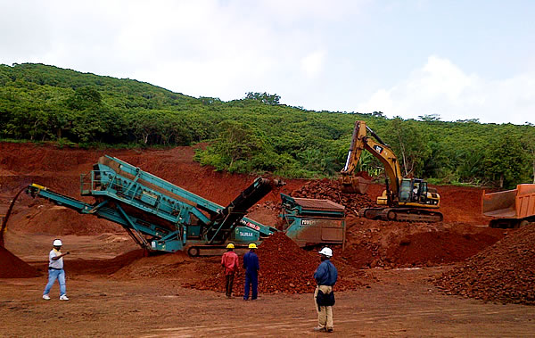 Une mine de manganèse à Bondoukou. Derrière, une plantation d'anacarde dont une partie détruite