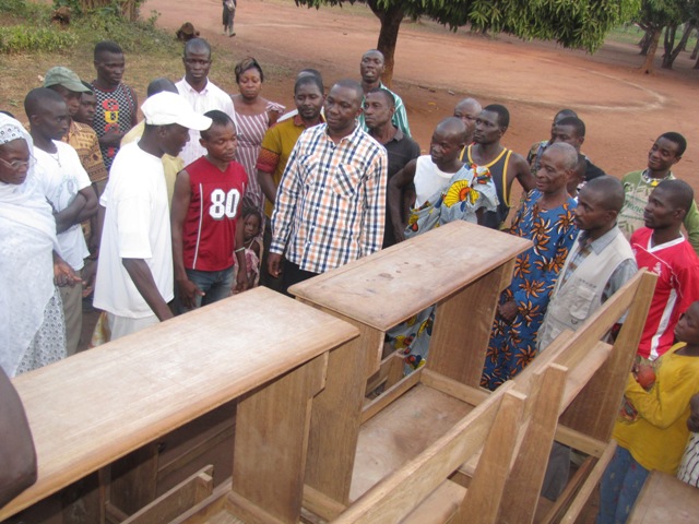 Le candidat Koné Amadou remettant des tables-bancs à l'école de Béléoulé